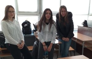 Десислава Бенина и част от екипа на „Интерактив стъдинг“ от 10к клас на НТБГ – София